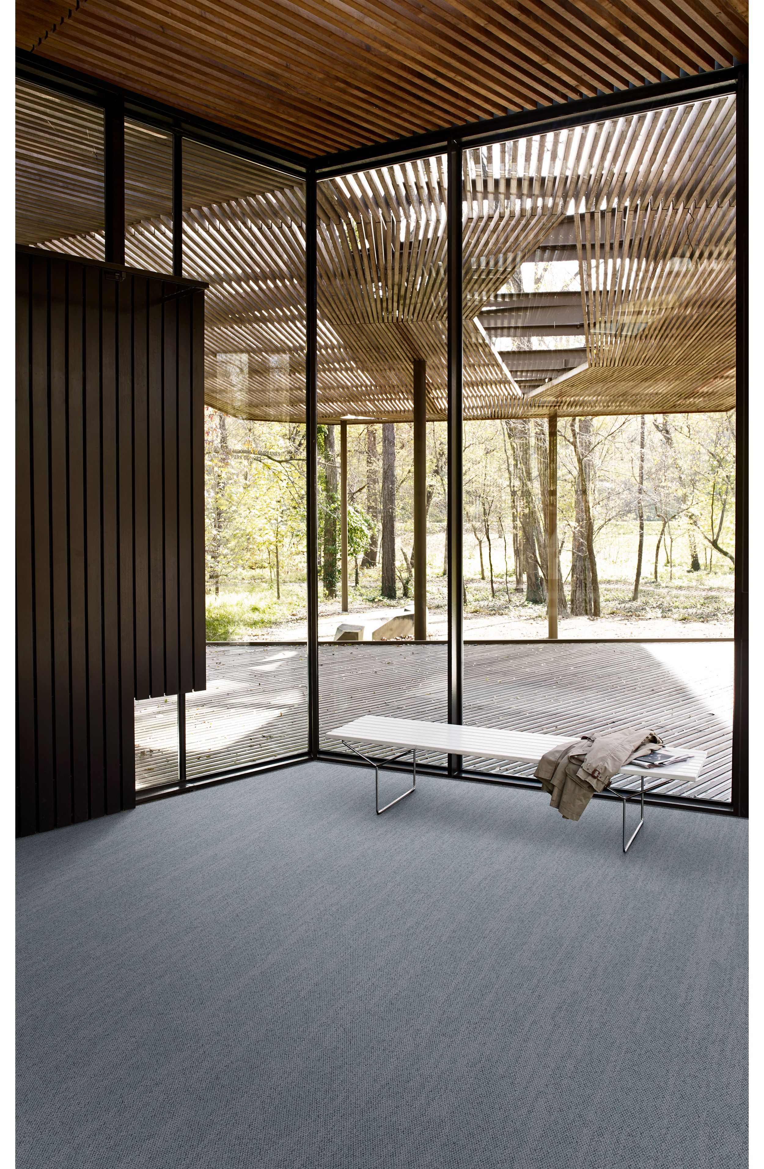 Interface Tide Pool Wave carpet tile in open room with bench and jacket numéro d’image 1